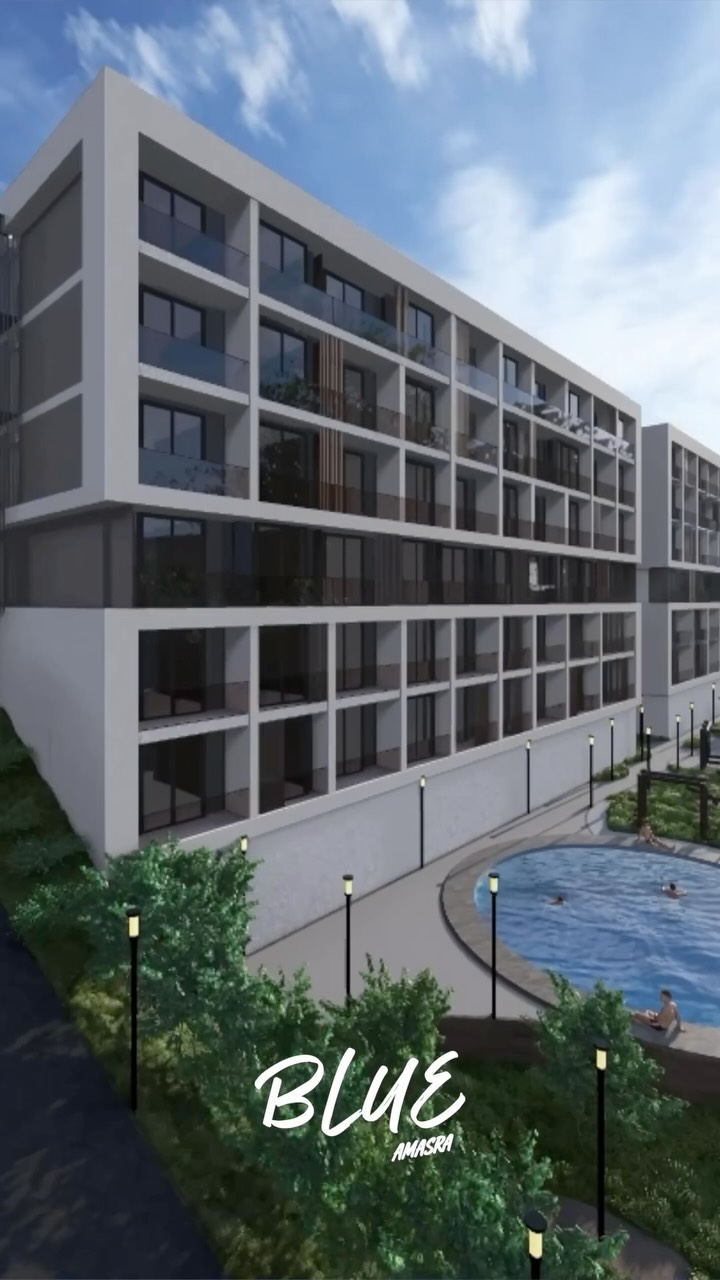 Blue Amasra, her biri 6 katlı 5 bloktan oluşan, 4 farklı daire tipiyle toplam 415 konutluk modern bir yaşam projesidir.

Açık havuz, çocuk oyun parkı, spor alanları ve sosyal yaşam alanlarıyla konforu günlük hayatın bir parçası haline getiren Blue Amasra; kapalı ve açık otopark seçenekleriyle de yaşamı daha pratik hale getiriyor.

Denize yalnızca 700 metre mesafede yer alan proje; hastane, ilkokul ve market gibi önemli noktalara birkaç dakikalık yakınlığıyla hem yaşam hem de yatırım açısından güçlü bir avantaj sunuyor.

Blue Amasra’da konfor, sosyal yaşam ve değerli bir lokasyon bir araya geliyor.

Projemiz hakkında detaylı bilgi almak için:
☎️ Ankara Merkez Ofisi : 0312 382 06 06
☎️Bodrum Ofisi: 0252 818 06 06
🌐www.dralpgayrimenkul.com